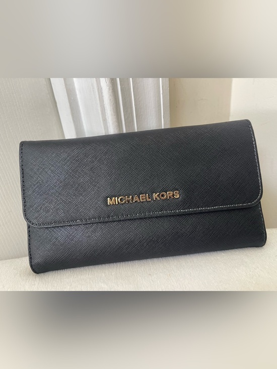 Michael Kors Jet Set Travel Trifold Wallet, Black Saffiano  Michael Kors Black Saffiano Leather Wallet Clutch with Gold Logo